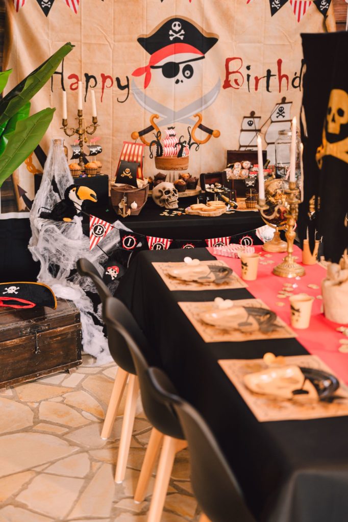 Table d'anniversaire décoration pirate